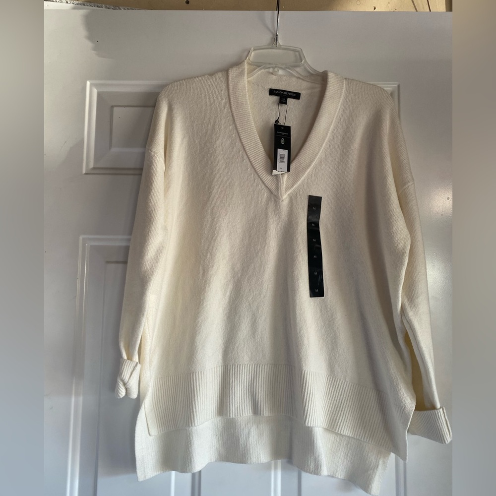 Women’s Banana Republic Cozy Sweater. Medium. NWT. **See details for only flaw.